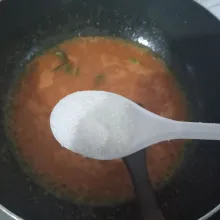 Tumis bumbu sampai matang lalu beri gula pasir, aduk rata sampai warna ngejreng