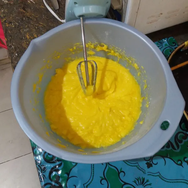 Mixer margarin, gula halus, dan telur asal rata.