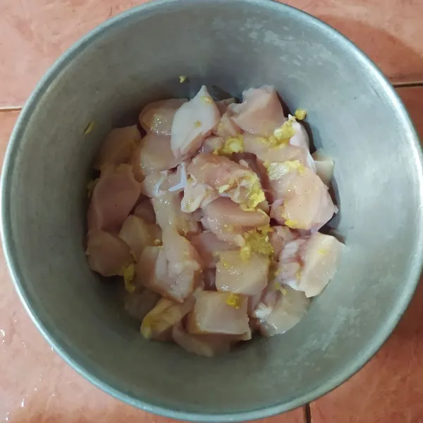 Marinasi ayam dengan bawang putih parut, garam dan lada. Diamkan minimal selama 60 menit.
