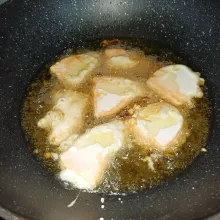 Lalu goreng ubi sampai matang dan sedikit kecokelatan, angkat dan sajikan.
