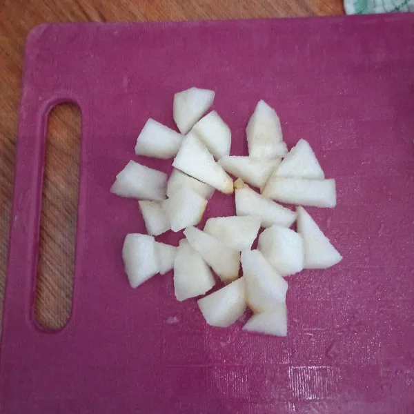 Potong pear menjadi bagian kecil.