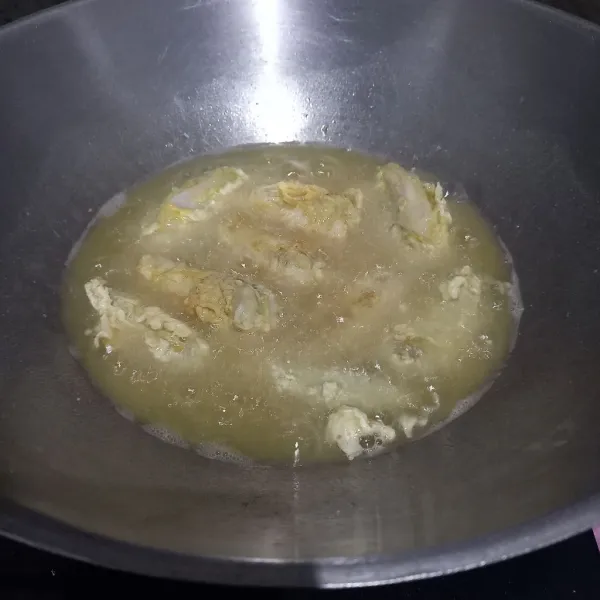 Masukkan ayam tepung kriuk ke dalam minyak goreng yang sudah dipanaskan sebelumnya.