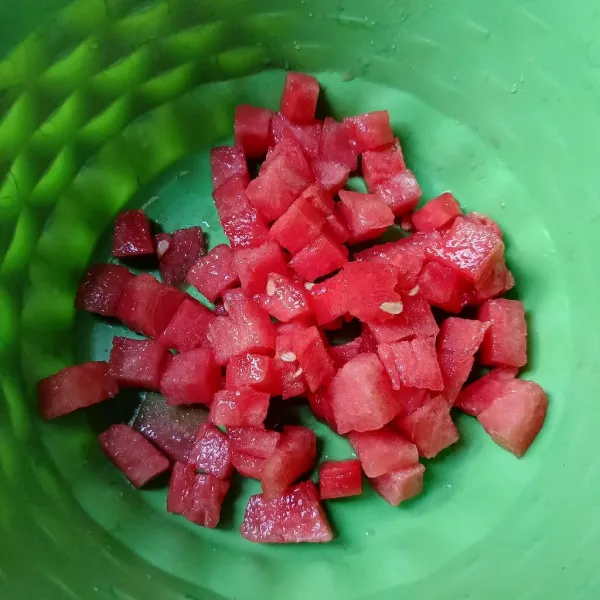 Potong-potong kotak kecil semangka.