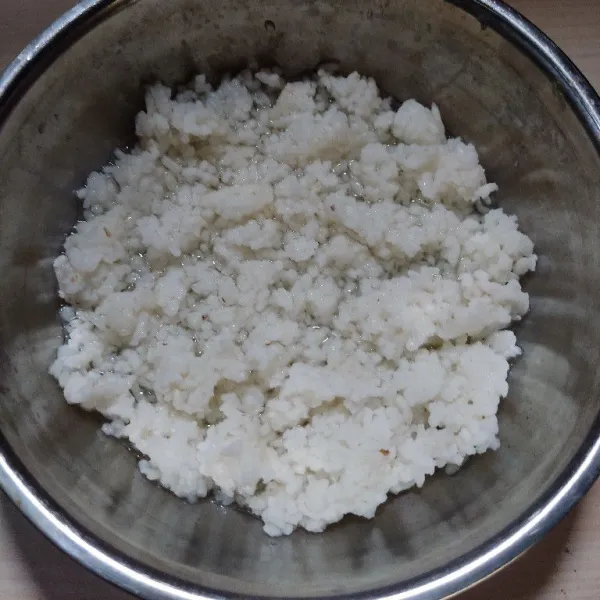 Rendam nasi dengan air agar lebih lembut.