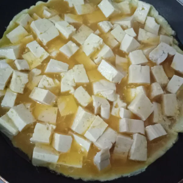 Dadar di teflon sampai matang, lakukan sekali balik