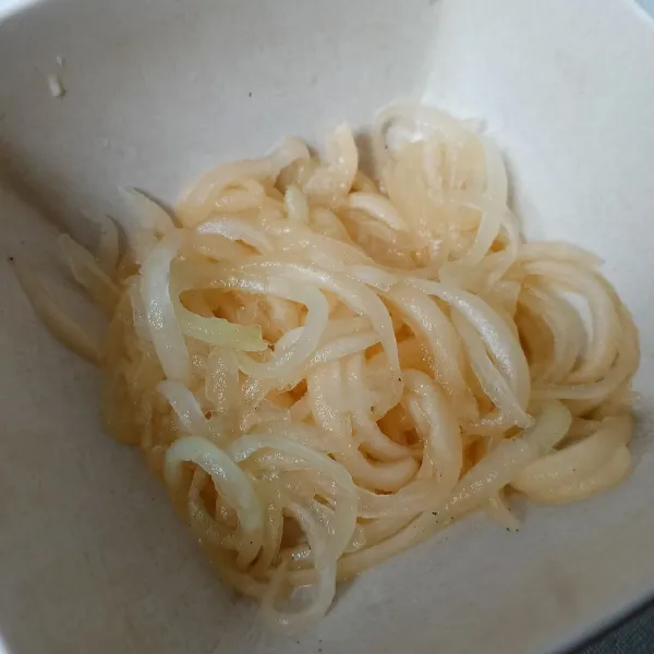 Buang biji blewah, lalu serut kasar.