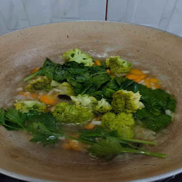 Masukkan seledri dan brokoli. Masak hingga matang.