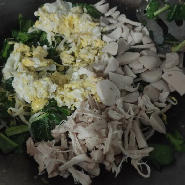 Masukan sayuran caesim dan toge aduk rata masak hingga layu, tambahkan telur, baso, dan ayam suwir aduk rata.