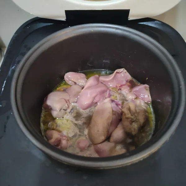 Rebus ampela dengan bumbu ayam goreng dan sedikit air hingga empuk, setelah empuk masukkan hati ayam, masak kembali hingga hati ayam matang.