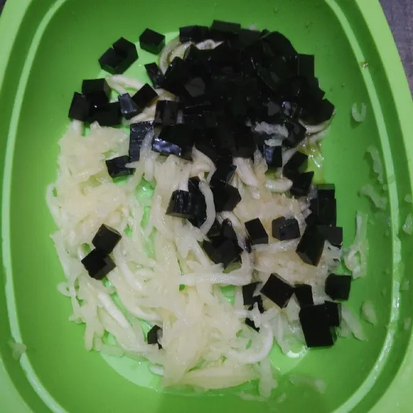 Tambahkan cincau hitam.