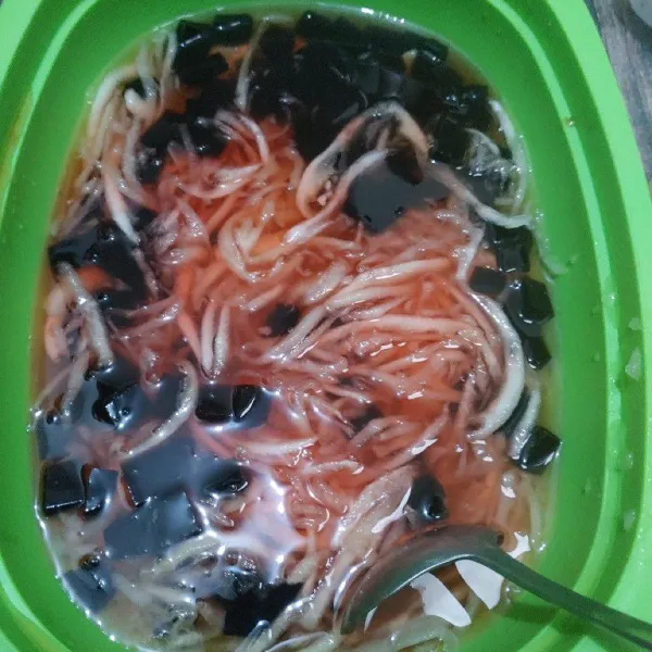 Lalu tuang air, sirup gula dan sirup coco pandan, aduk rata.