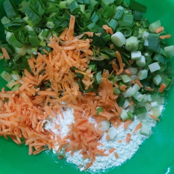 Campur wortel, bawang prei, dan seledri dengan adonan tepung.