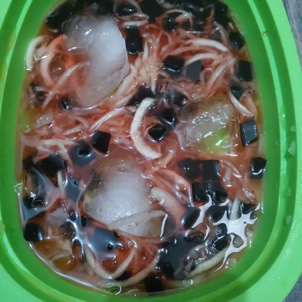 Terakhir tambahkan es batu dan siap untuk disajikan.