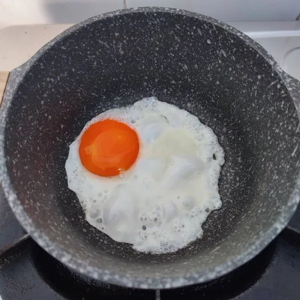 Panaskan minyak, kemudian ceplok telur ayam hingga matang. Sisihkan.