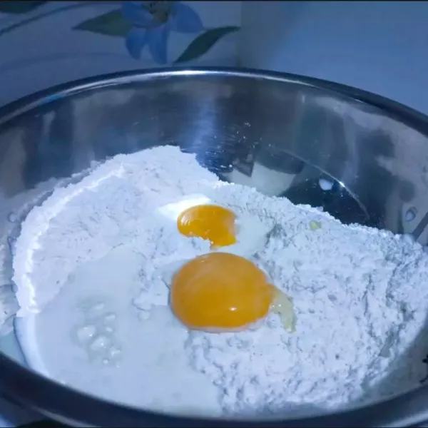 Siapkan semua bahan. Campur tepung terigu, ragi instan, dan gula pasir. Aduk rata. Tambahkan kuning telur dan tuang sedikit sedikit susu cair. Aduk sampai semua tercampur rata.