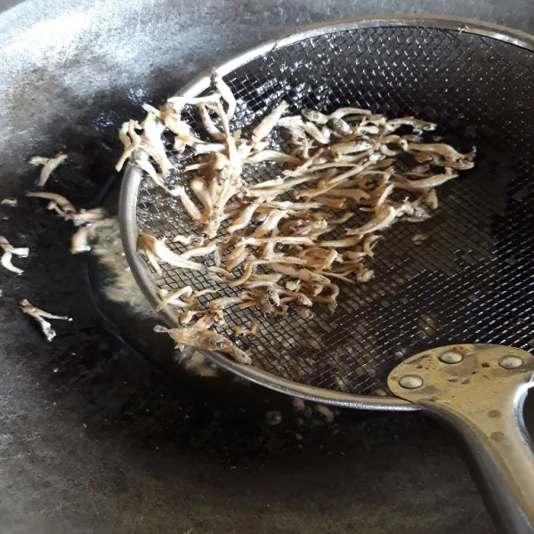 Goreng teri dan tiriskan.