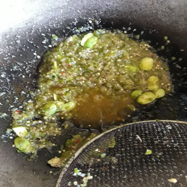 Tumis bumbu halus sampai wangi. Masukkan pete, kaldu, dan garam.