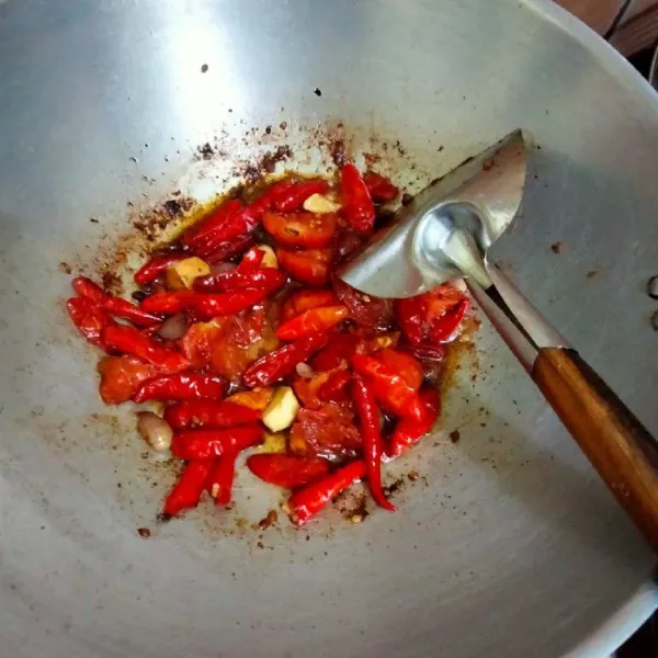 Goreng hingga layu, lalu angkat dan tiriskan.