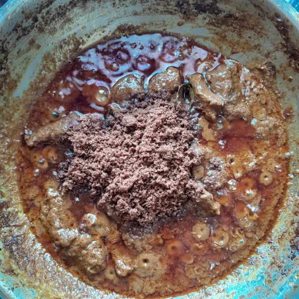 Setelah daging empuk,bumbu meresap dan mengeluarkan minyak,masukkan kelapa oseng yang sudah di haluskan. Aduk rata. Masak kembali sambil diaduk selama 15 menit. Koreksi rasa dan siap di sajikan.