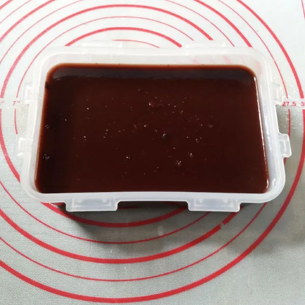 Tuang ke wadah dan biarkan sampai set.