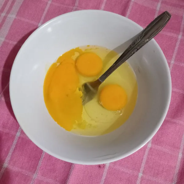 Siapkan telur dalam mangkok