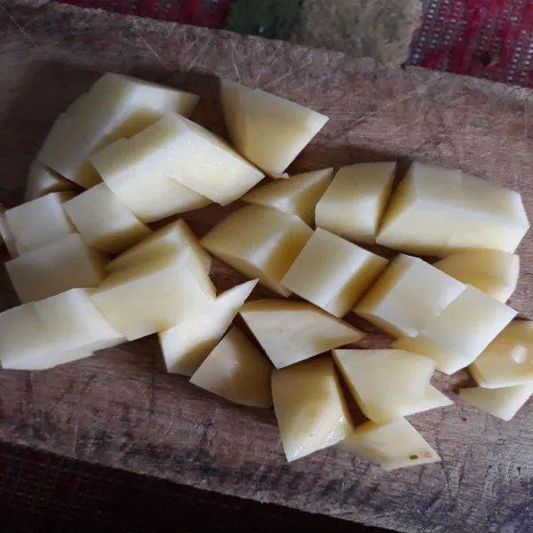 Potong kecil kentang lalu cuci.