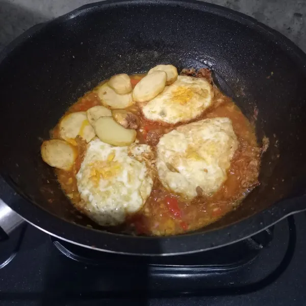 Masukkan telur dan kentang.