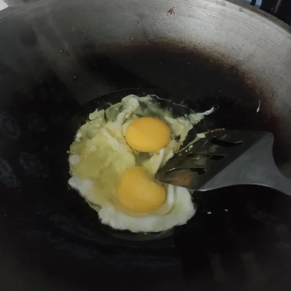 Panaskan minyak secukupnya, ceplok telur dalam wajan lalu orak Arik, sisihkan.