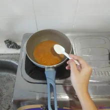 Beri garam, gula pasir, dan air lalu aduk rata.