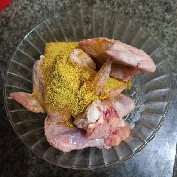 Siapkan potongan sayap ayam, lumuri dengan bumbu ayam goreng instan, aduk rata dan diamkan minimal 30 menit.