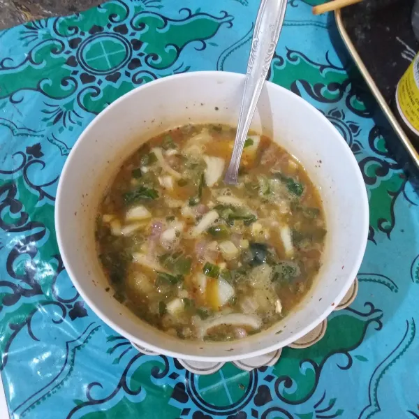 Masukkan bawang merah, bawang putih, bawang bombay, & daun bawang ke dalam kocokan telur, & aduk rata