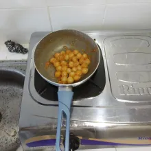 Masukkan cilok dan sajikan.