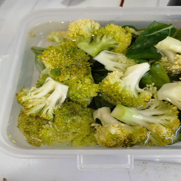 Seduh brokoli dendan air panas, tiriskan.