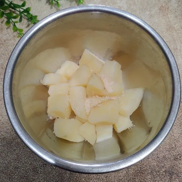 Rebus kentang hingga matang dan empuk,lalu tambahkan garam dan haluskan menggunakan garpu.