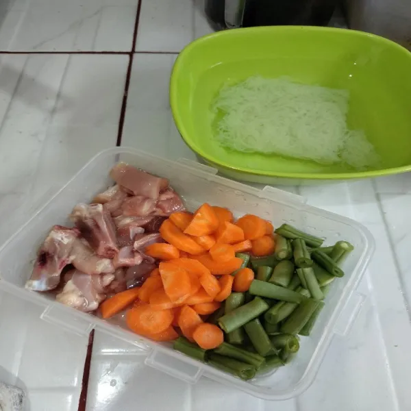 Potong wortel, buncis, dan ayam lalu cuci bersih.