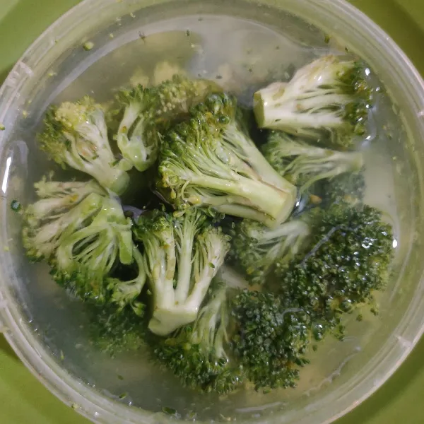Siapkan brokoli, rendam dalam air garam selama 10 menit. Cuci bersih, tiriskan.