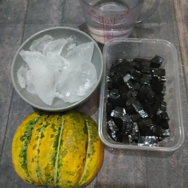 Siapkan semua bahan-bahanya.