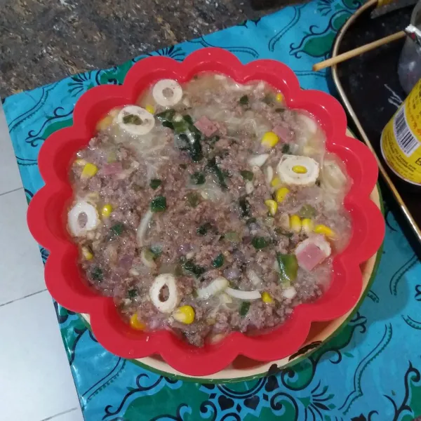 Masukkan bihun, chikuwa, smoked beef, & jagung ke dalam loyang, tuang kocokan telur, tambahkan air hangat secukupnya, aduk hingga semua bahan tercampur rata, tim bihun telur hingga matang, angkat, aduk-aduk, tata bihun telur tim di piring saji