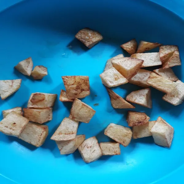 Goreng kentang lalu tiriskan.