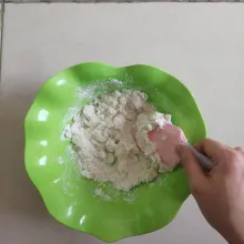 Masukkan air panas dikit demi sedikit dan uleni sampai semua bahan tercampur rata.