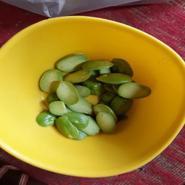 Kupas dan cuci bersih pete.