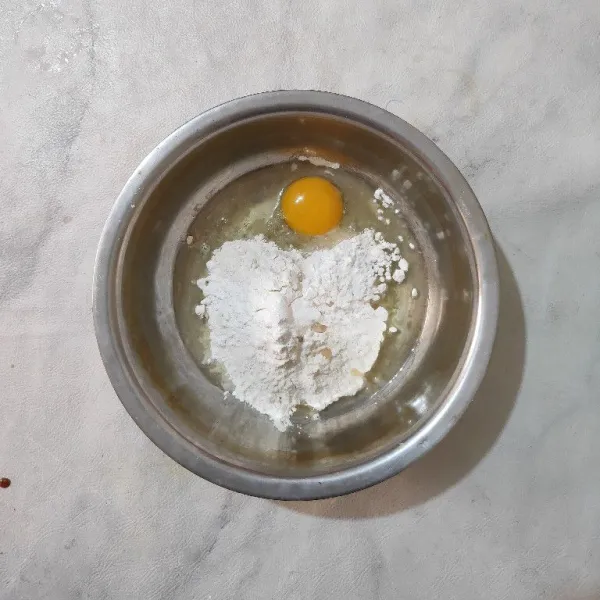 Dalam wadah masukkan tepung terigu, tepung tapioka, garam, minyak dan telur.