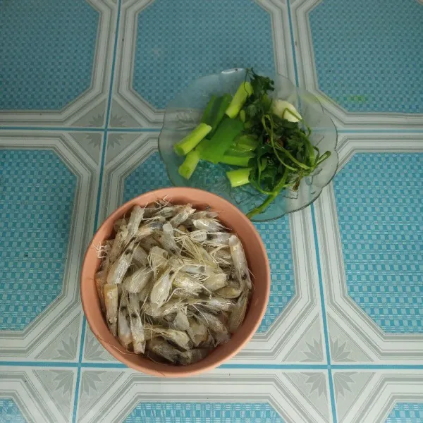 Cuci kepala udang. Siapkan bawang putih geprek dan bahan lainnya.