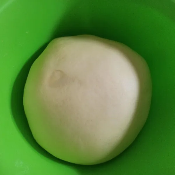 Kempiskan adonan yang sudah mengembang.