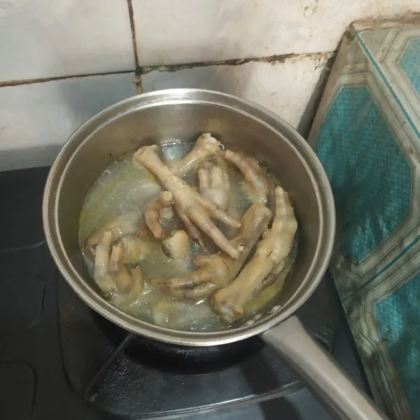 Bersihkan ceker ayam lalu rebus setengah matang.