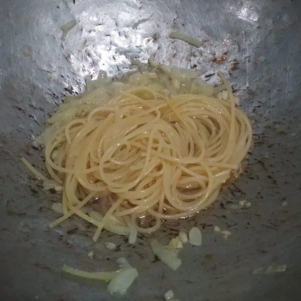 Tumis bawang bombay dan bawang putih hingga harum, tambahkan spaghetti yang sudah direbus.