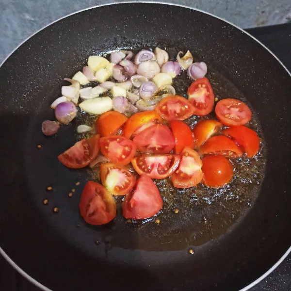 Goreng bawang merah, bawang putih dan 5 buah tomat hingga layu.