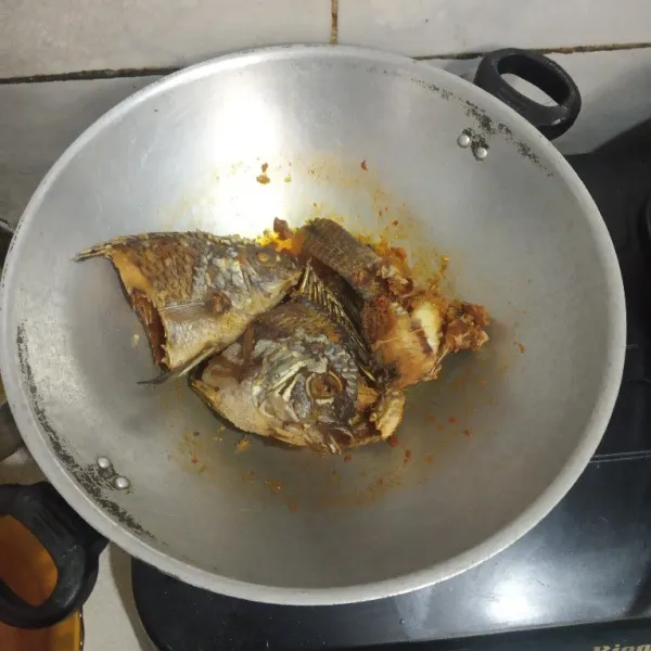 Masukkan ikan goreng, tambahkan air.