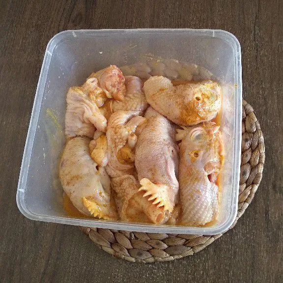 Marinasi ayam dan simpan di kulkas mininal 30 menit.