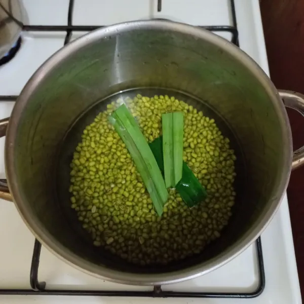 Dalam panci didihkan air bersama kacang hijau dan daun pandan (tuang air secara bertahap).